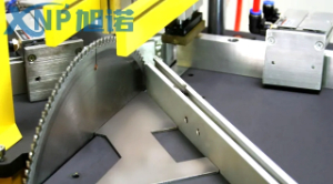 鋁型材加工廠工人在切割鋁型材時(shí)需要注意哪些？