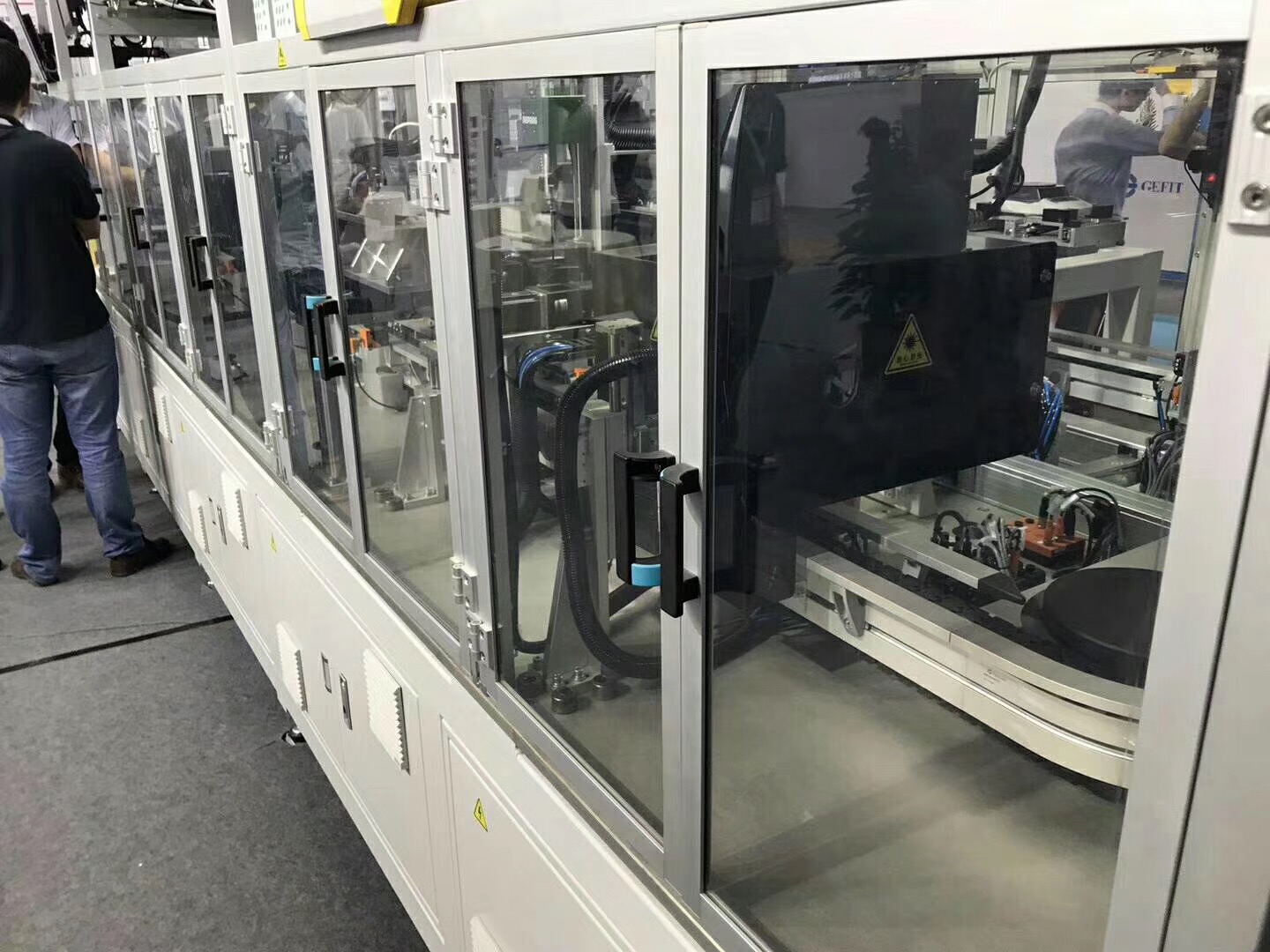 工業(yè)鋁型材防護(hù)罩