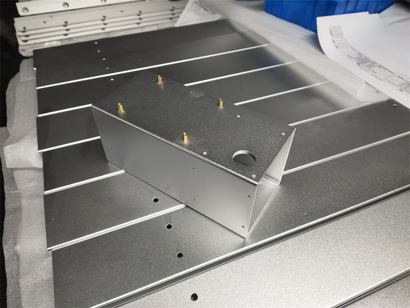 鋁型材精密CNC零件加工數(shù)控車床